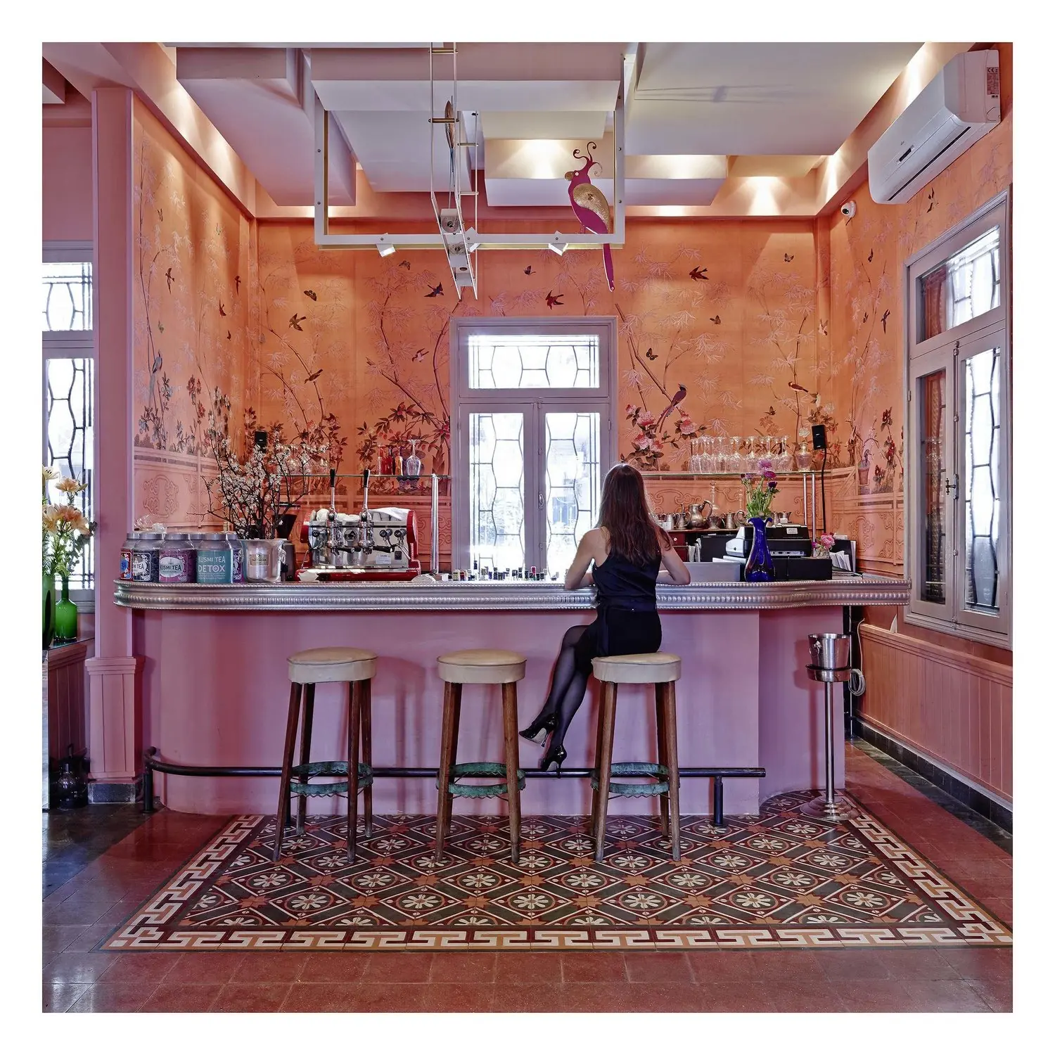 Le bar, papier peint chinoisant