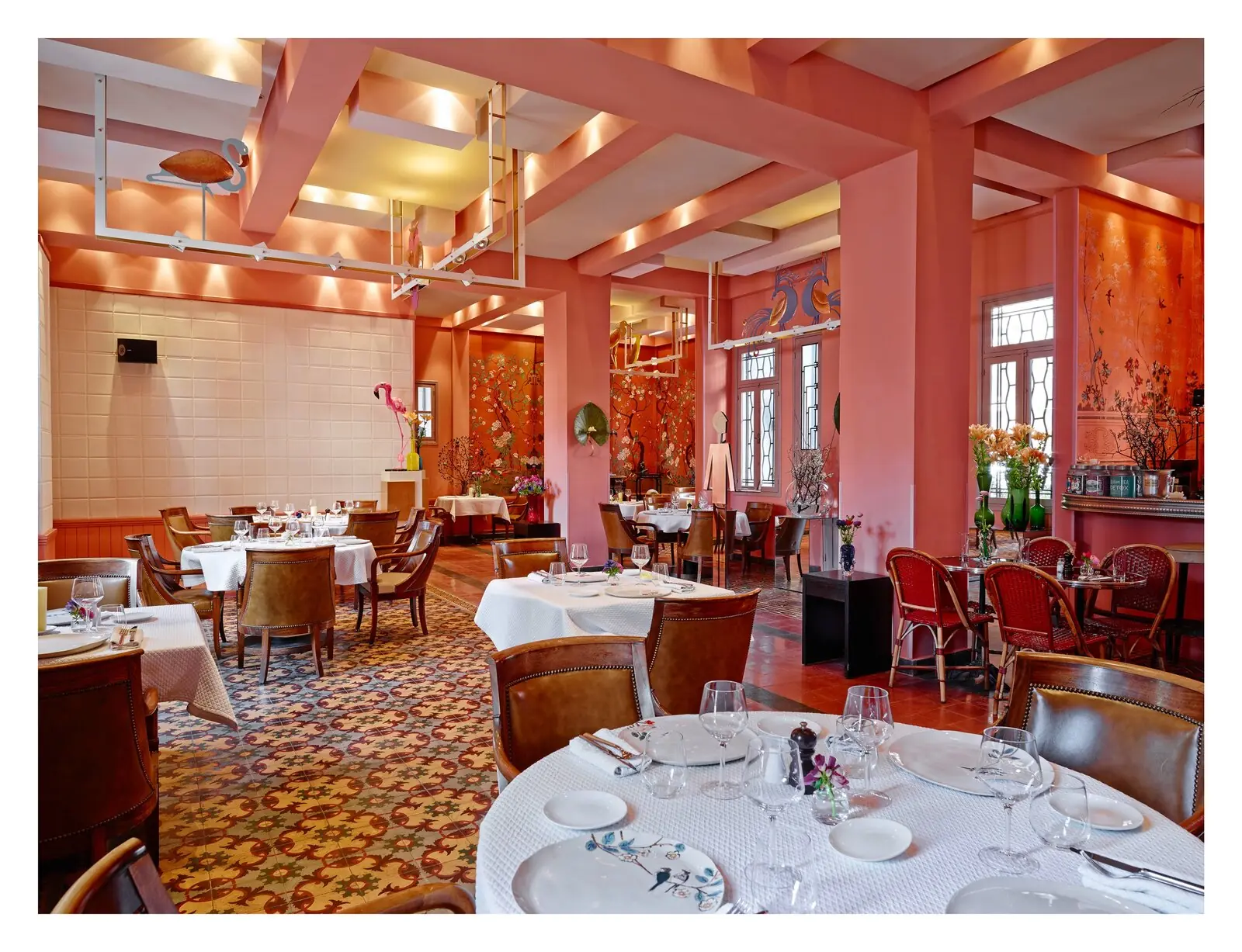 La grande salle du restaurant, tons corail et carreaux de ciment