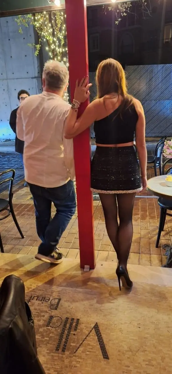 Un couple devant la mosaïque Villa Clara