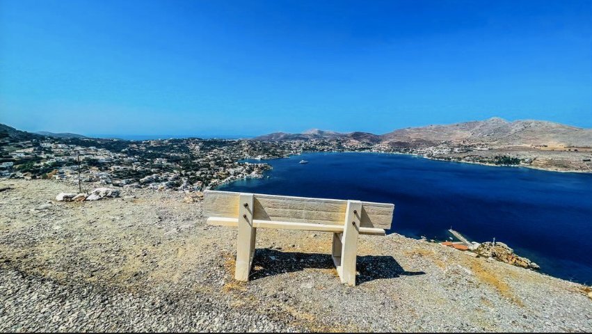 Un banc de pierre face à la baie de Leros