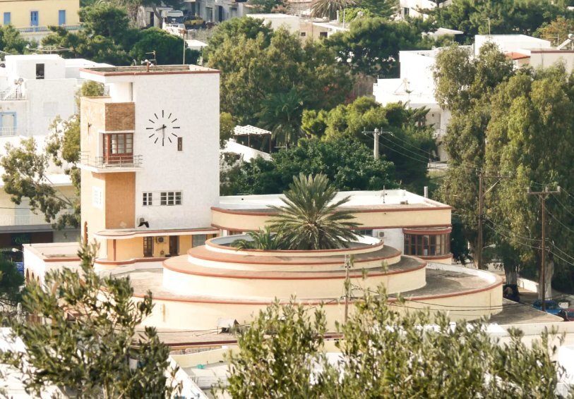 Vue d'ensemble de Lakki avec sa tour de l'horloge et sa rotonde