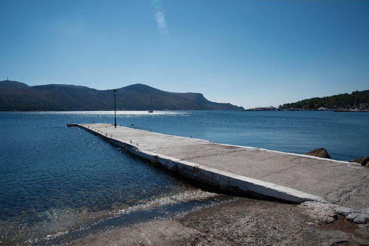 Une jetée s'avançant dans la baie de Lakki
